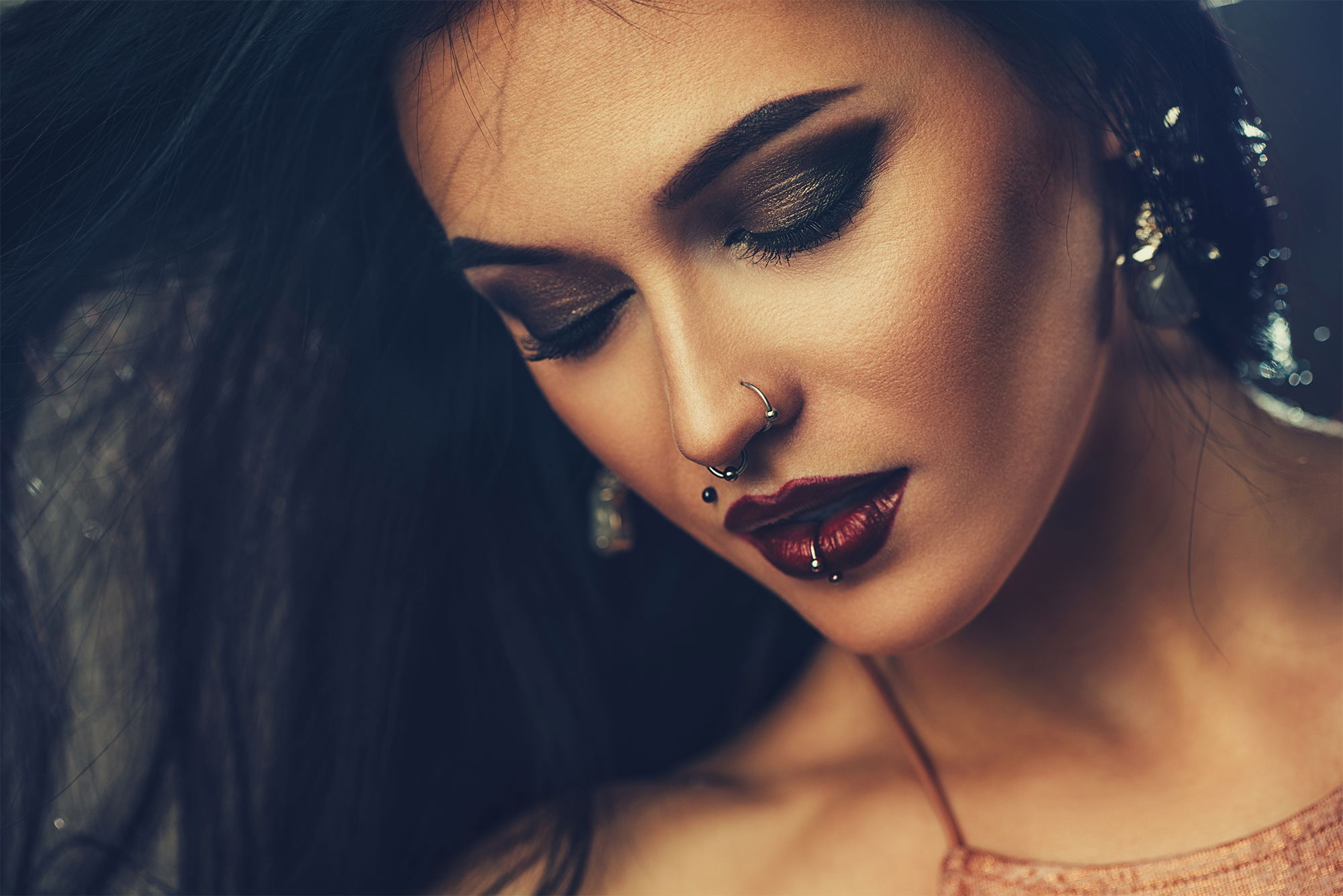 Retrato de mujer con piercing de acero